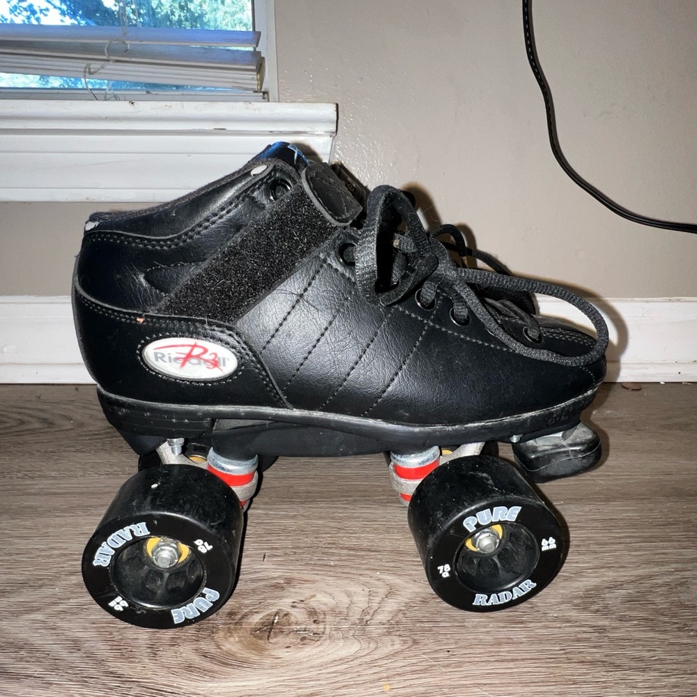 Riedell R3 Cayman size women’s 6 or kids size 4.5 with Radar wheels